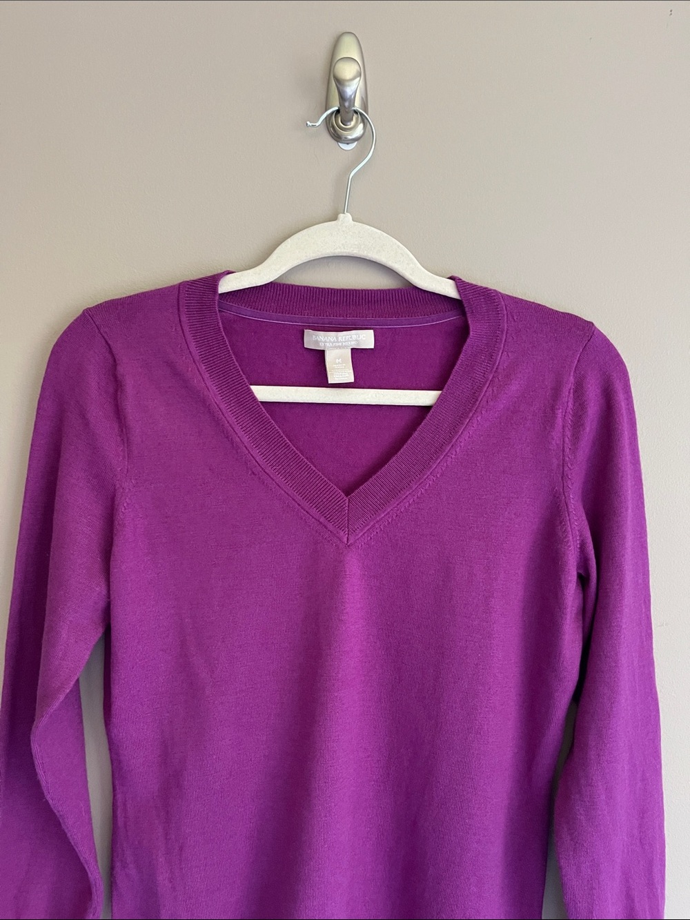 Banana Republic 100% Fine Merino Wool V-Neck Purple/ Magenta Sweater size medium - Picture 3 of 14